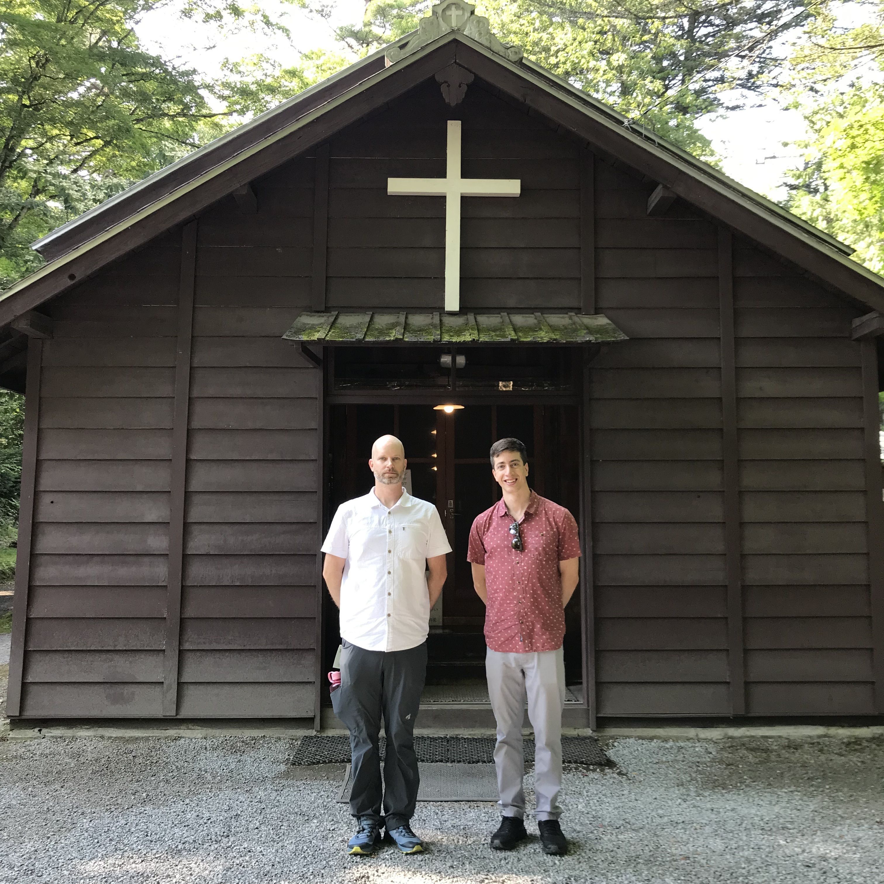 軽井沢ショー礼拝堂前で撮影したウィスラーの議員と職員の方の写真