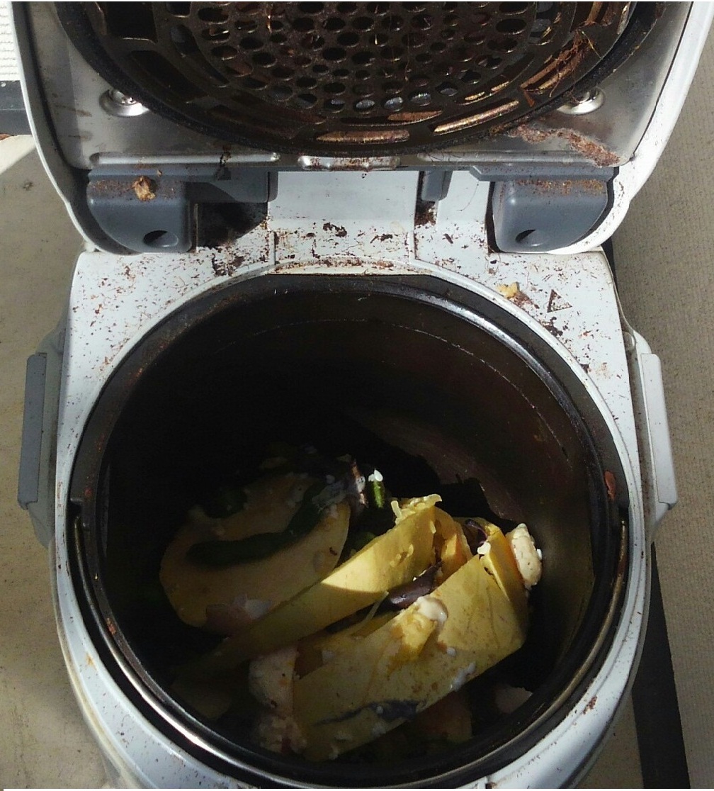 生ごみ処理機の中にある生ごみの写真