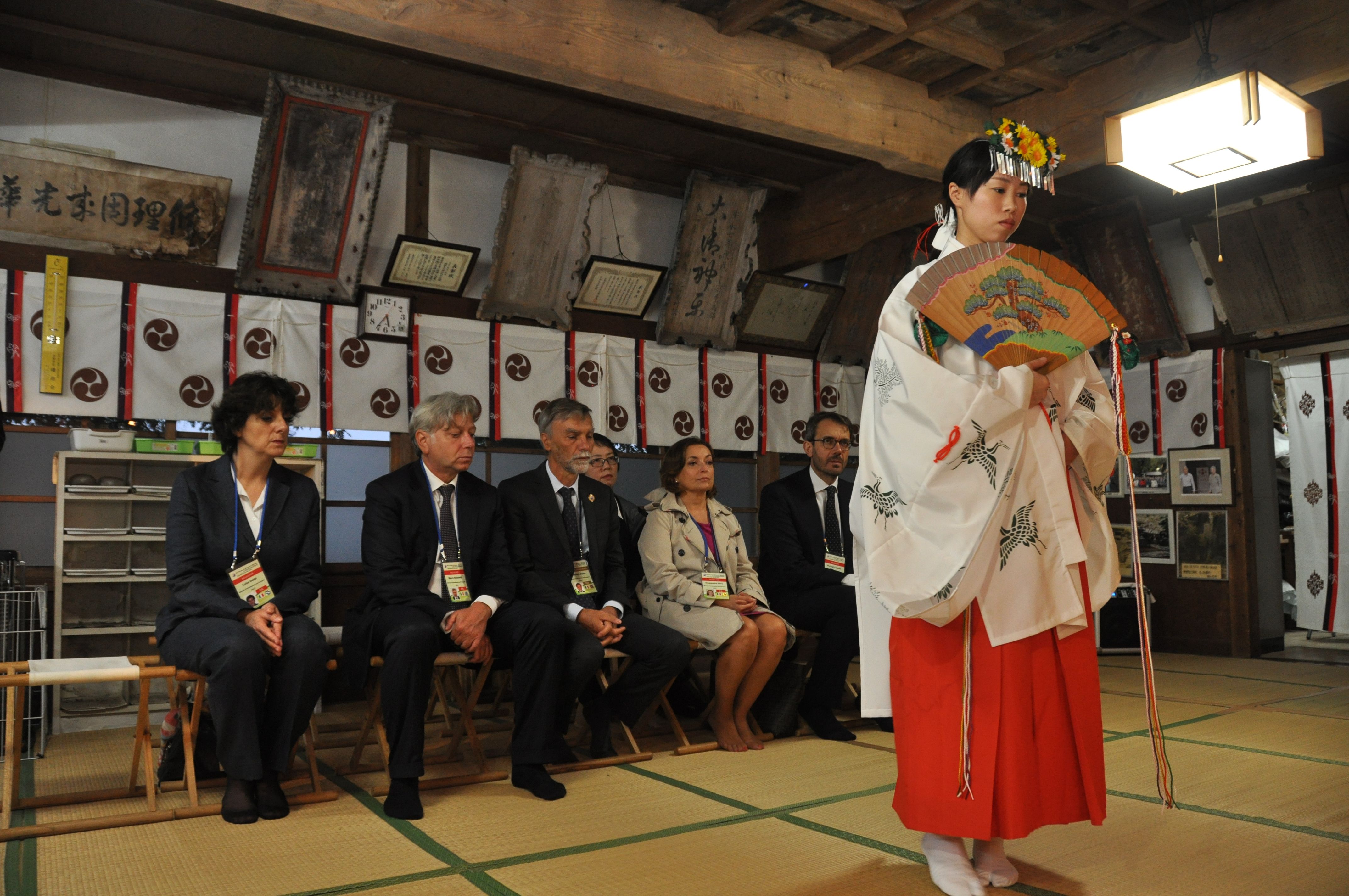 熊野皇大神社を視察するイタリア代表団の画像1