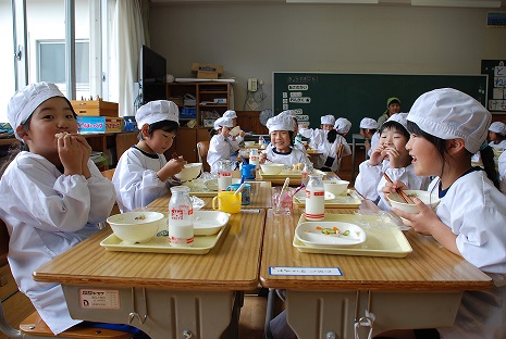 6月15日　小学校第4回G7給食【フランス編】の画像1