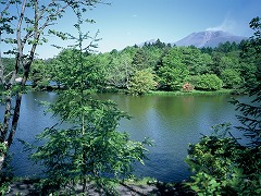 塩沢湖から望む浅間山の画像