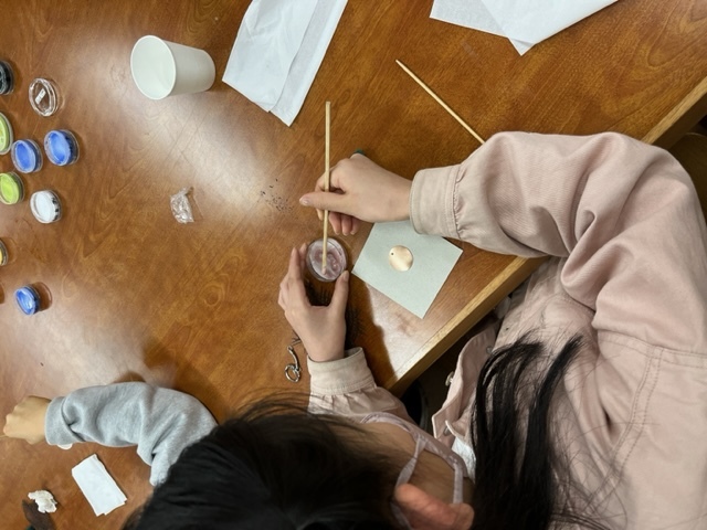 ​銅板の上に専用の絵の具を乗せて模様を描いていきます。の画像