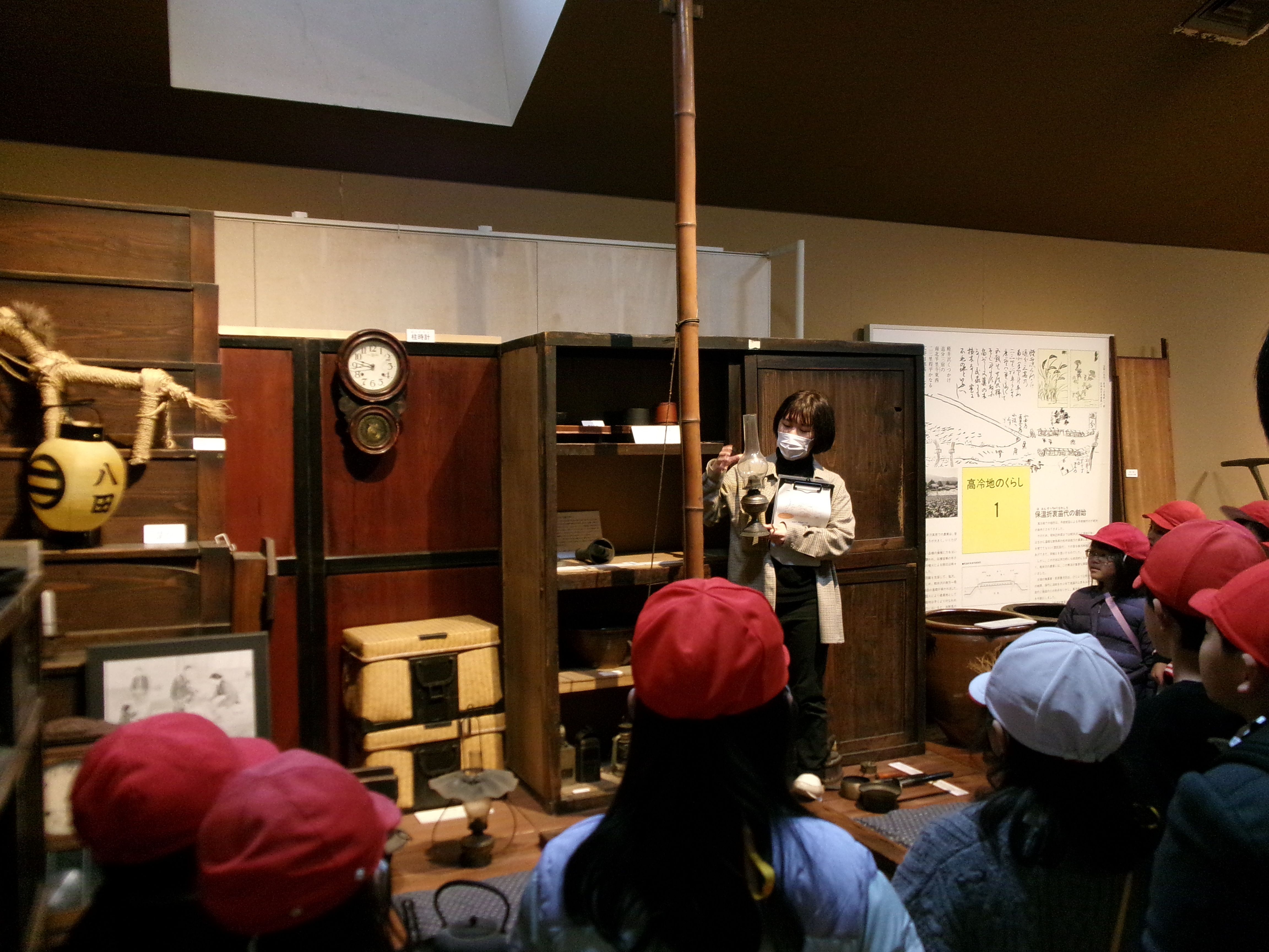 社会科見学　第3展示室で話を聞く児童の画像
