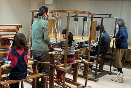 ​150年前のはた織り機で織っていきます。の画像