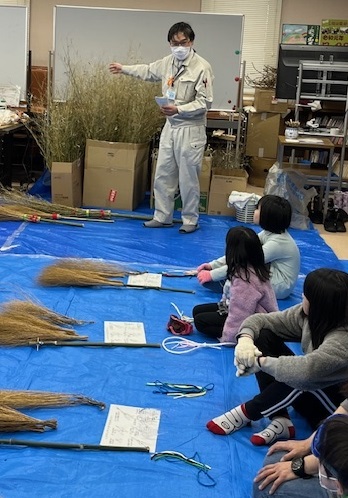 植物園の新井園長よりホウキの材料となる画像