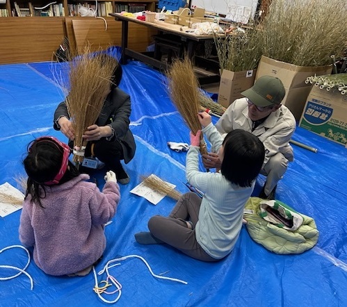 コキアのほうき作成中の画像