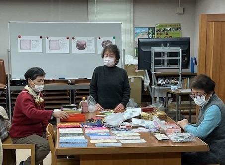​講師の追分節保存会の皆さんと小豆を使ってお手玉を作りました。の画像1