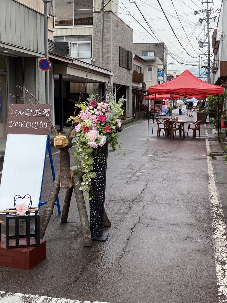 町道の一部を歩行者天国にして、店舗前にテラス席を設置の画像1