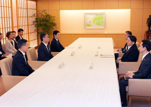 外務大臣　阿部知事　会談