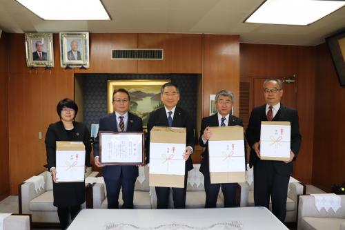 ホーネッツ寄付　来庁