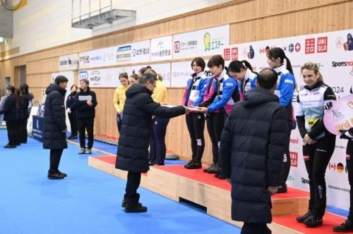 軽井沢国際カーリング表彰式の画像２
