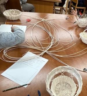 籐でかごを作ろう講座の様子