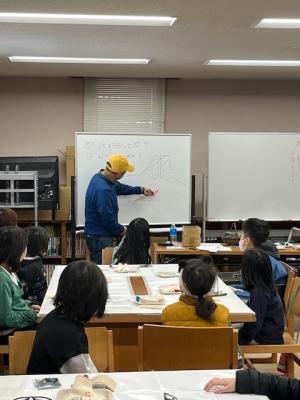 黒耀石でペンダントを作ろう講座の様子