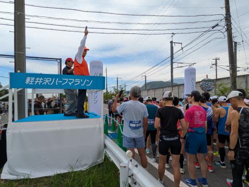 軽井沢ハーフマラソンスタートの画像