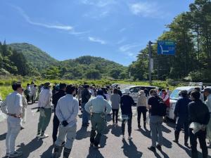 特定外来生物（植物）駆除の説明風景2