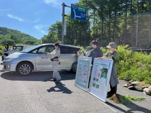 特定外来生物（植物）駆除の説明風景3