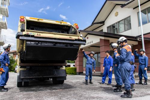 軽井沢消防署職員のパッカー車確認の様子