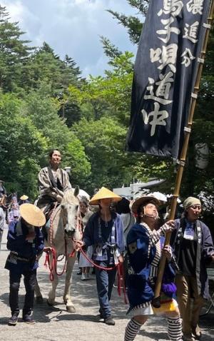 馬子唄道中のようす