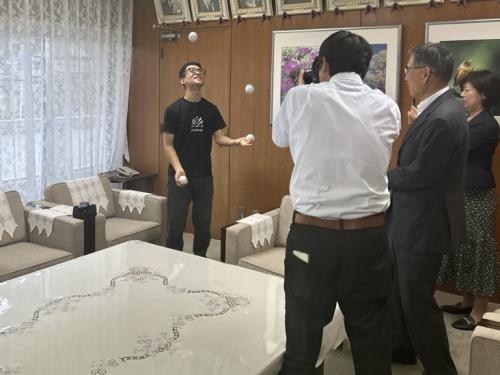 ジャグリング表敬訪問の画像１