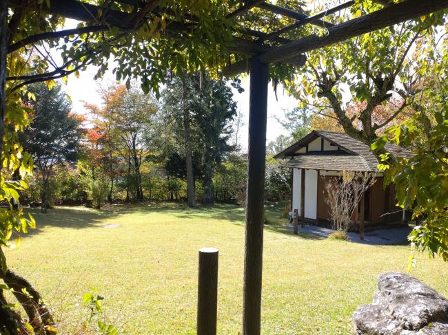 堀辰雄旧宅から見た記念館の庭