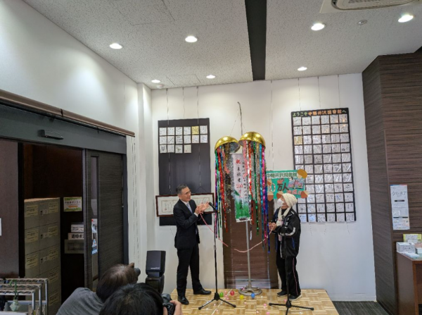 図書館200人目来場者を表彰1