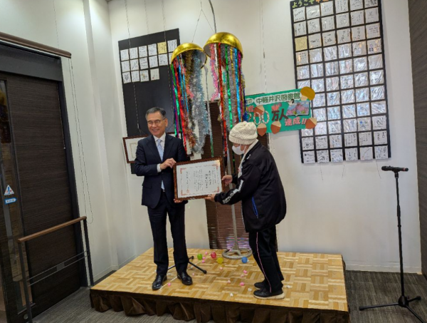 図書館200人目来場者を表彰2