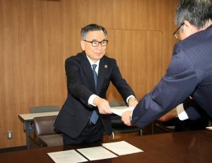 土屋町長から関副知事へ要望書を手交の様子