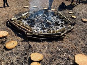 縄文土器を焼いているところ