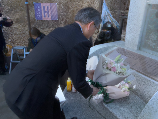 安心安全なバス運行を誓う集い献花