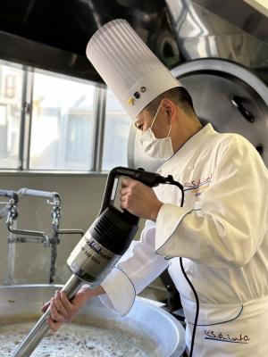 佐藤料理長がスープを作る様子