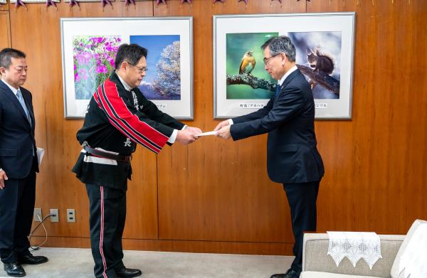 消防団長解任・就任辞令交付2