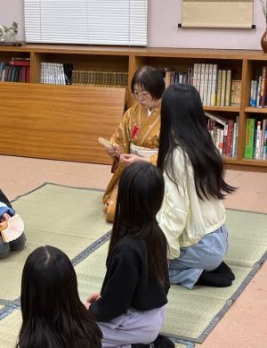お茶の作法を学んでいるところ