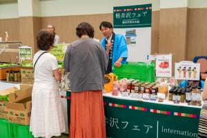 軽井沢発地市庭　自然の恵みマルシェ　地元産野菜やそば、ジャムなどの特産品の販売