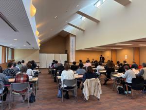 事務局が読み上げる議案を聞く様子