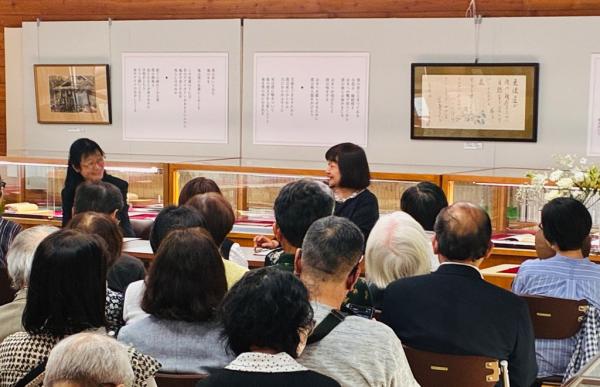 野いばら講座 講演会中の様子 講師と司会の歓談の雰囲気