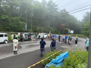 作業開始前に参加者が集まって説明を受けている写真
