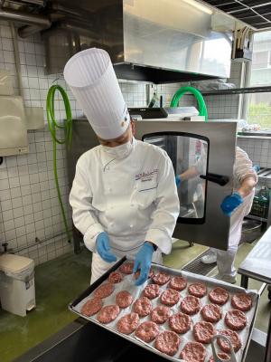 佐藤料理長がハンバーグを成形する様子