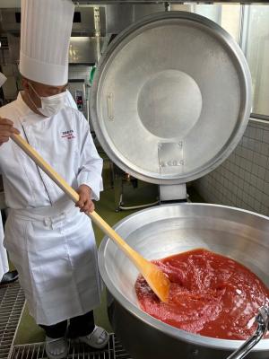 須江料理長がハンバーグのソースを作る様子