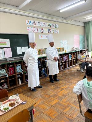 児童たちに給食について話をする料理長