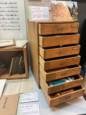 スライド一式というキャプションが載った木製の収蔵庫