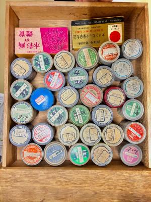 保管庫の引き出しの中にあるスライドフィルム