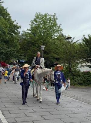 しなの追分馬子唄道中の様子