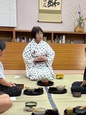 お茶の作法を学んでいる様子