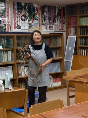 子ども歴史体験講座「かご作り」講師 土屋真知子先生
