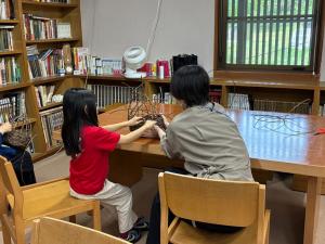 かごを作っている様子