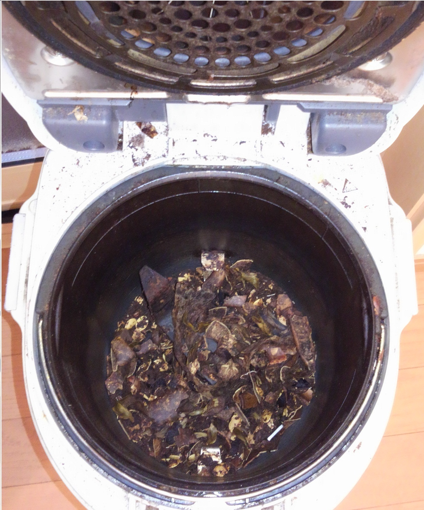 生ごみ処理機の中にある、生ごみ処理機使用後の乾燥した生ごみの写真